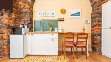 Réfrigérateur, micro-ondes, plaque de cuisson, bouilloire électrique