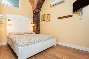 1 habitación, tabla de planchar con plancha, wifi gratis y ropa de cama 