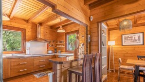 A wooden cabin with a kitchen, dining area, and a large window. - Holiday Home 'La Haima' with Sea Views, Wi-Fi and Air Conditioning (Motril)