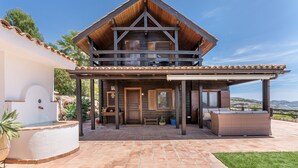 A two-story house with a balcony, a patio area, and a view of the landscape. - Holiday Home 'La Haima' with Sea Views, Wi-Fi and Air Conditioning (Motril)