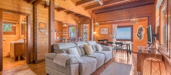 Holiday Home 'La Haima' with Sea Views, Wi-Fi and Air Conditioning