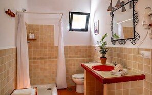 Regadera, secadora de cabello, toallas 