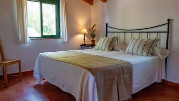 1 habitación, tabla de planchar con plancha, wifi gratis y ropa de cama