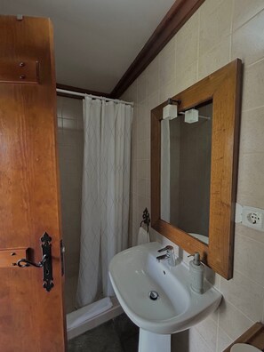 Douche, sèche-cheveux, serviettes fournies