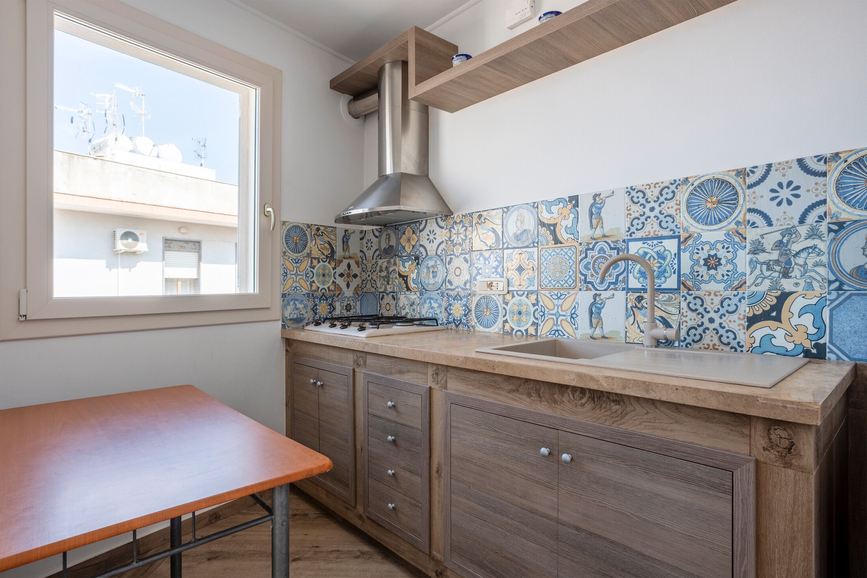 Kühlschrank, Mikrowelle, Herdplatte, Wasserkocher mit Kaffee-/Teezubehör