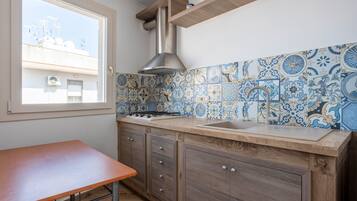 KĂŒhlschrank, Mikrowelle, Herdplatte, Wasserkocher mit Kaffee-/Teezubehör