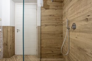 Shower, hair dryer, towels - Apartment 'Matilde' with Shared Terrace, Wi-Fi and Air Conditioning (Isola delle Femmine)