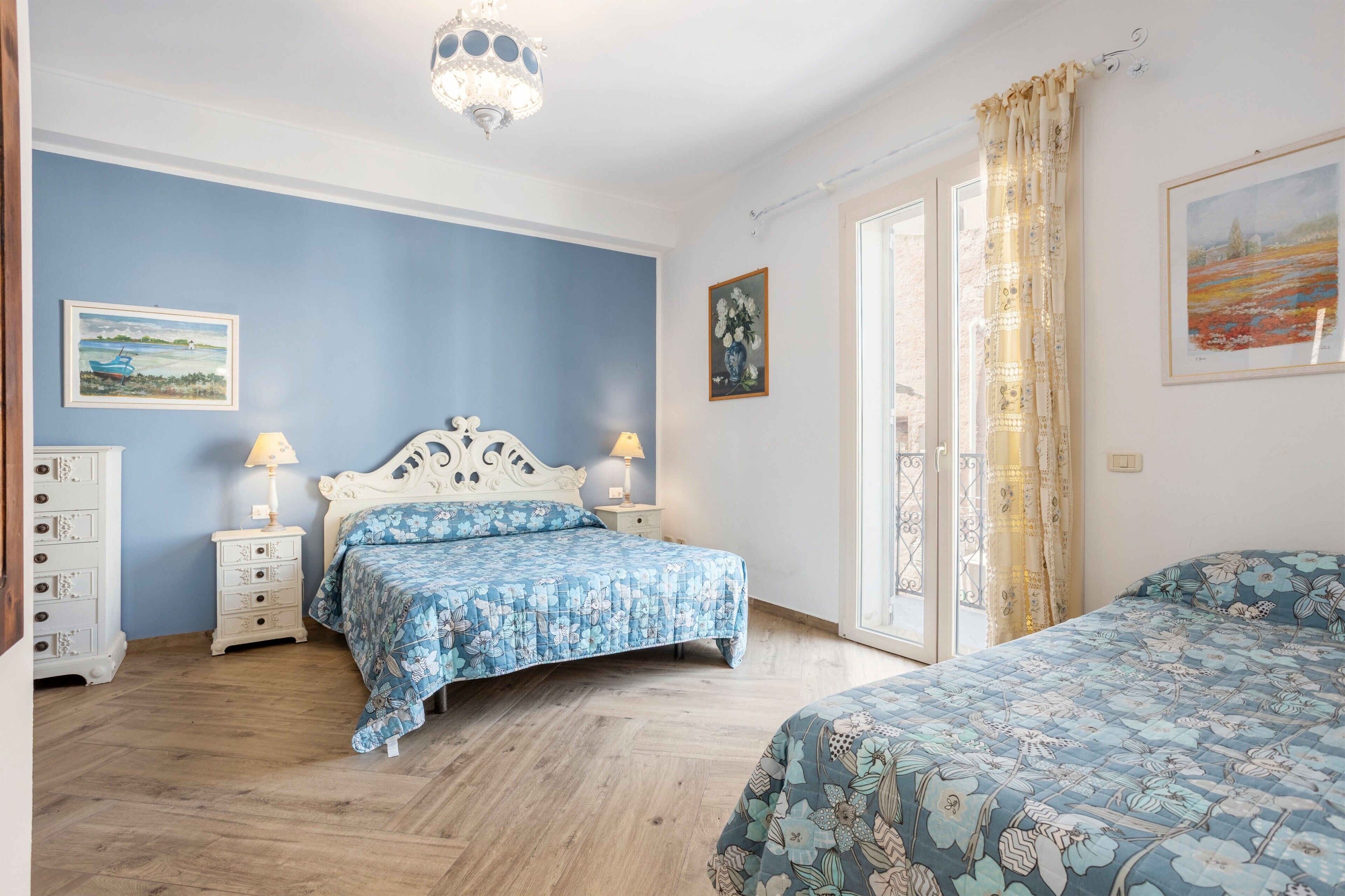 1 habitación, tabla de planchar con plancha, wifi gratis y ropa de cama 