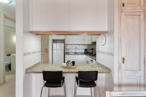 Frigorífico, microondas, horno y placa de cocina