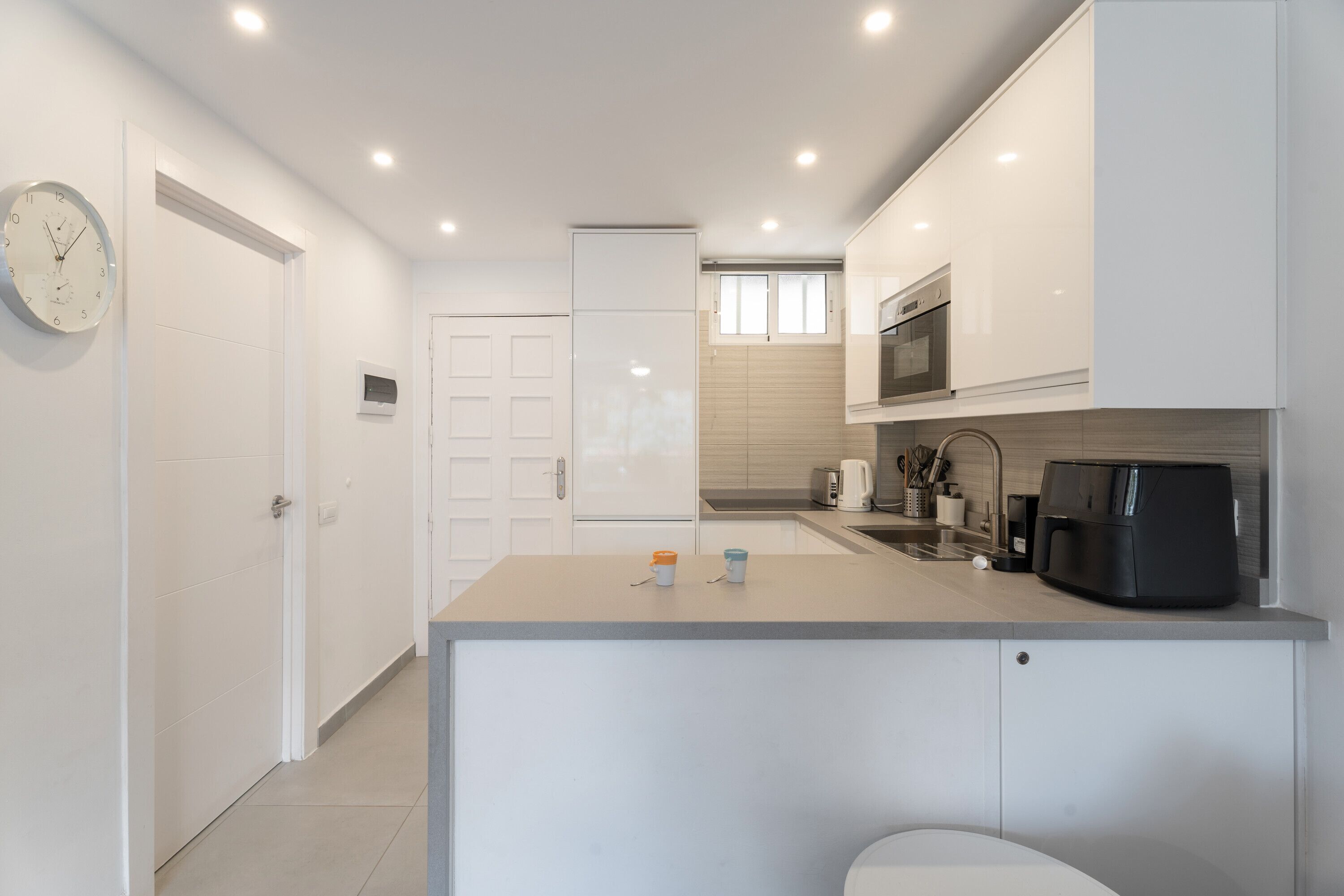 Kylskåp, mikrovågsugn, kaffe- och tebryggare och barnstol