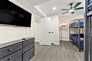 5 bedrooms, iron/ironing board, WiFi, bed sheets