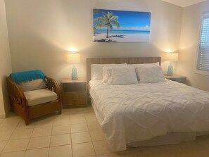 1 bedroom, WiFi, bed sheets - Easy Walk to Ocean & Pool! Renovated Hillside Studio at Hideaways (George Town)