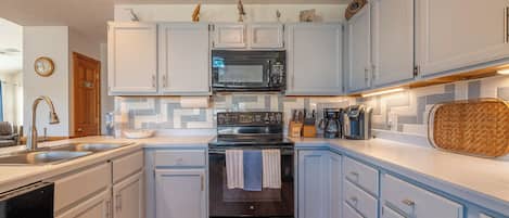 Frigorífico, microondas, horno y placa de cocina