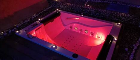 Indoor spa tub