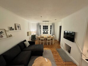 TV - Stirling Haven: Charming 3B Apt in City Centre (Stirling)