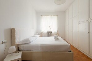 2 bedrooms, iron/ironing board, WiFi, bed sheets - GuestHost - M1 Lima Roomy Apartment with Balconies (Milano)