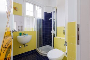 Regadera, secadora de cabello, bidet, toallas