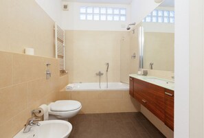 Douche, sèche-cheveux, bidet, serviettes fournies