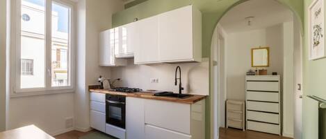 Fridge, oven, stovetop, dishwasher