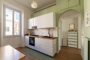 Fridge, oven, stovetop, dishwasher