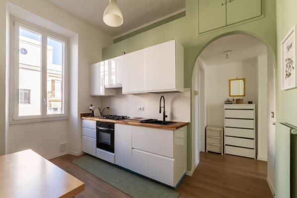 Frigorífico, horno, placa de cocina y lavavajillas