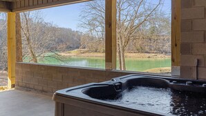 Un bain à remous avec vue sur un lac et des arbres.