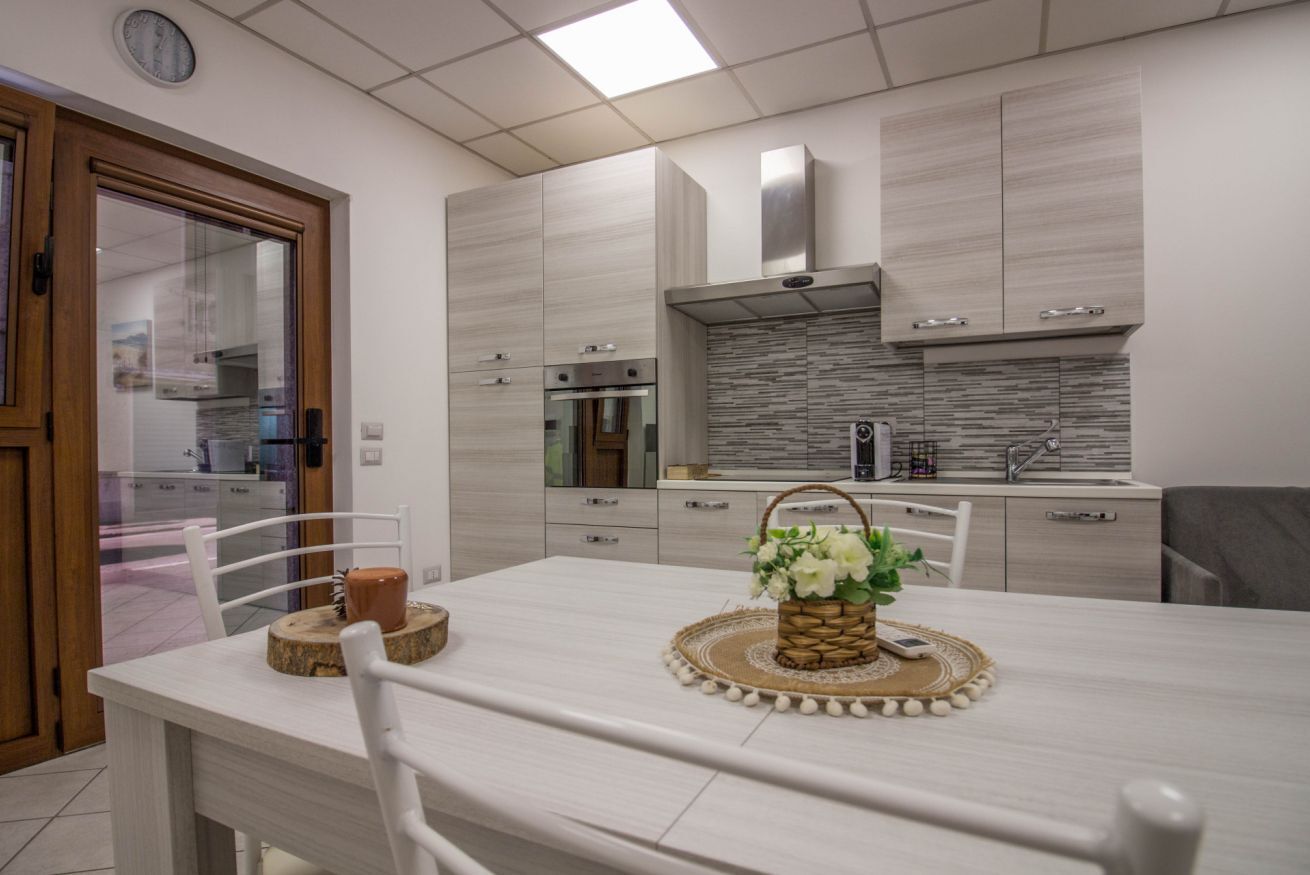 Fridge, oven, stovetop, coffee/tea maker