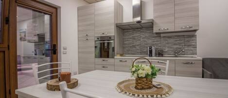 Fridge, oven, stovetop, coffee/tea maker