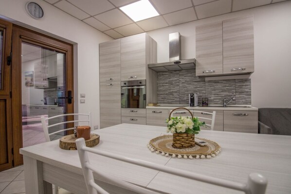 Kühlschrank, Ofen, Herdplatte, Wasserkocher mit Kaffee-/Teezubehör