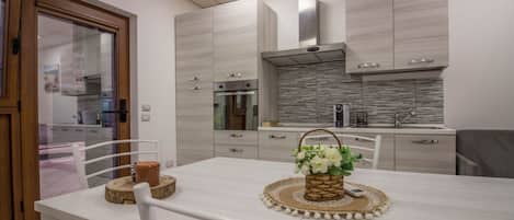 Fridge, oven, stovetop, coffee/tea maker