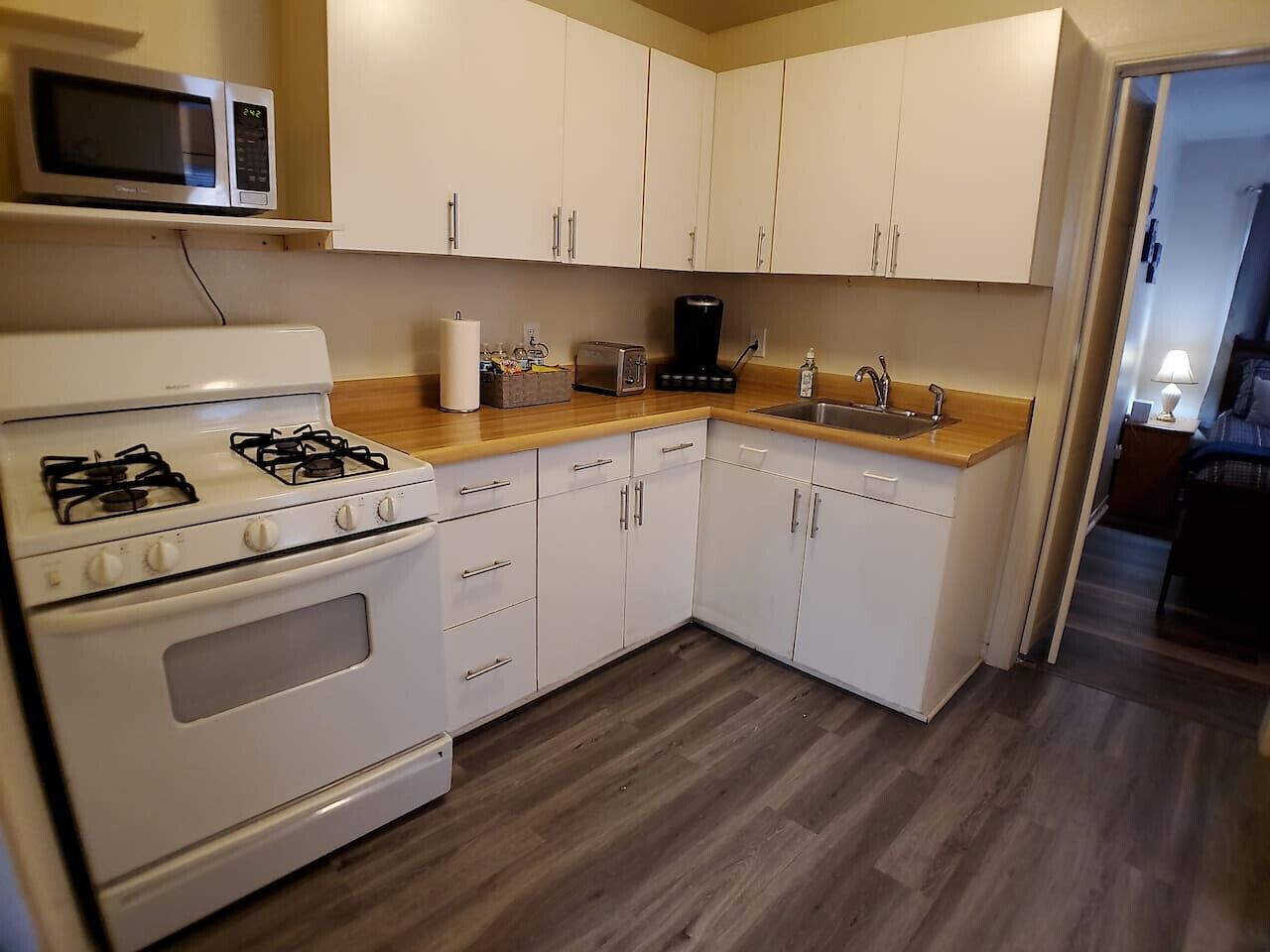 Kjøleskap, mikrobølgeovn, ovn og kokeplater