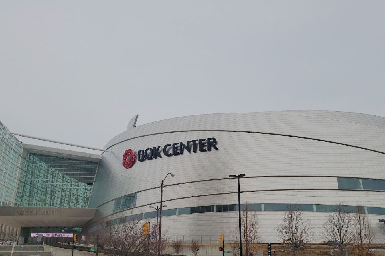 Een modern gebouw met een duidelijk zichtbaar bord met de tekst "BOK CENTER".