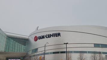 Een modern gebouw met een duidelijk zichtbaar bord met de tekst "BOK CENTER".
