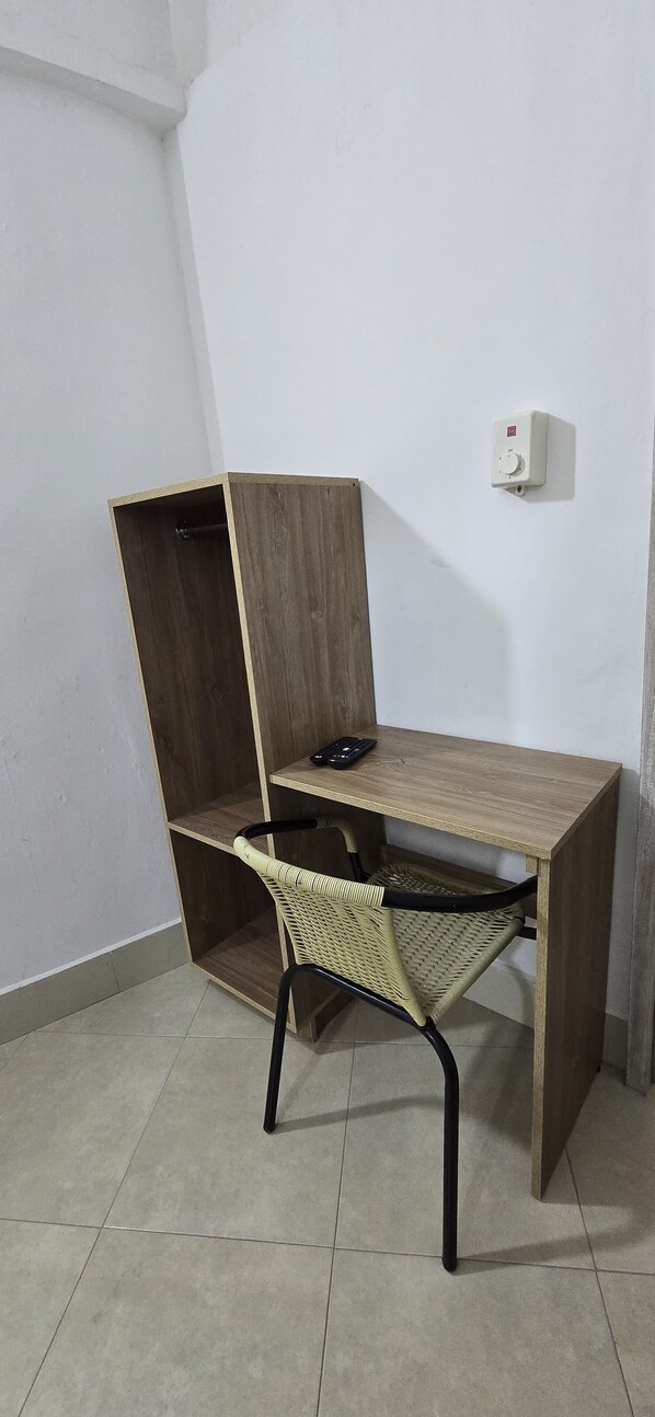 Quarto casal clássico | Escrivaninha, espaço de trabalho para notebook