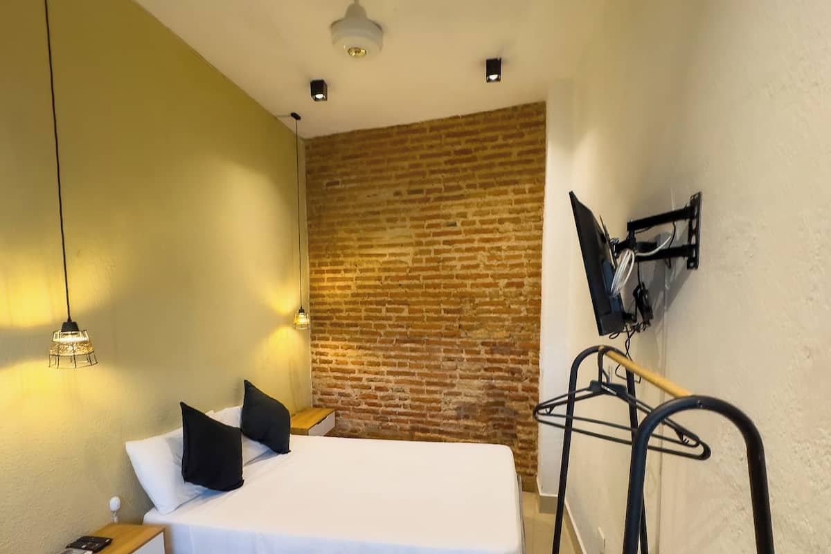 Habitación doble Confort | Escritorio y espacio para trabajar con laptop