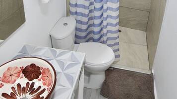 Deluxe-Doppelzimmer | Badezimmer | Haartrockner, Handtücher, Seife, Toilettenpapier