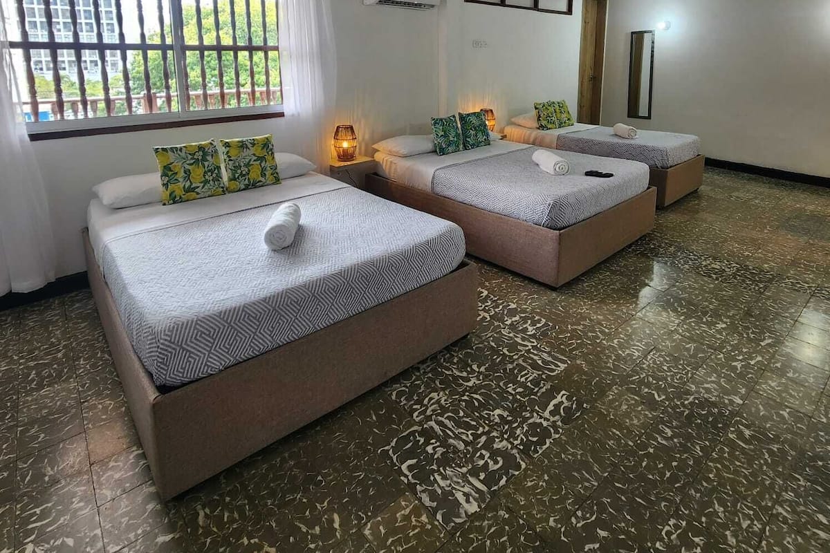 Habitación familiar | Escritorio y espacio para trabajar con laptop