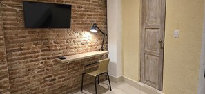 Tripla Deluxe | Area soggiorno | Smart TV