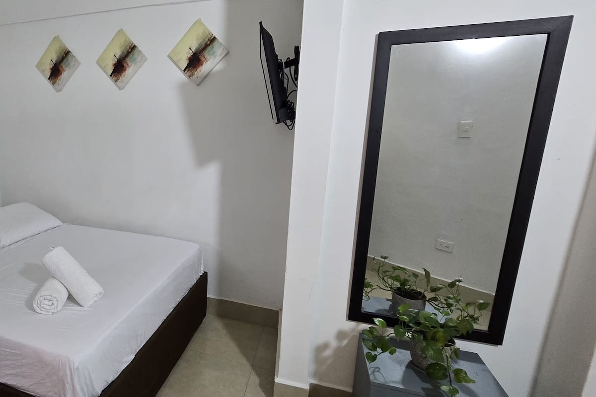 Habitación doble clásica | Escritorio y espacio para trabajar con laptop