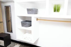 Habitación familiar | Escritorio y espacio para trabajar con un portátil