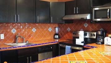 Kylskåp, mikrovågsugn, ugn och spishäll