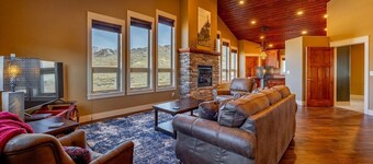 Elk Meadow Retreat- Fireplace, Sleeps up to 4 guests