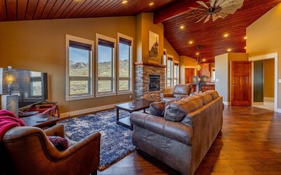 Elk Meadow Retreat- Fireplace, Sleeps up to 4 guests