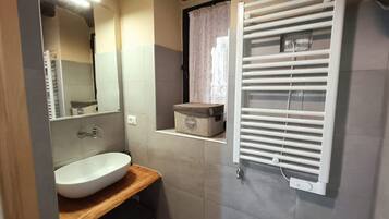 Shower, hair dryer, bidet, towels