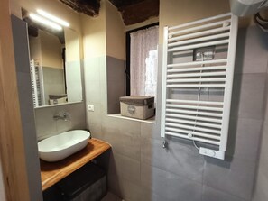 Dusche, Haartrockner, Bidet, Handtücher