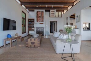TV, books, offices - Ocean View Rustic Bungalow in Malibu (Malibu)