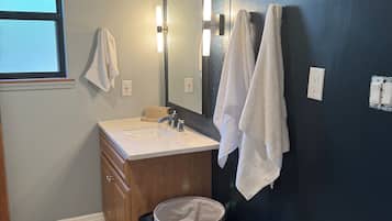 Serviettes fournies, savon, papier toilette