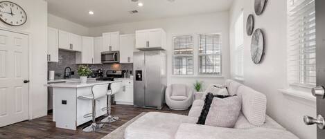 Frigorifero, microonde, forno, piano cottura