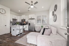 Fridge, microwave, oven, stovetop - Modern and Serene Oasis-Mins from Downtown Houston (Houston)