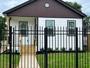 Exterior - Modern and Serene Oasis-Mins from Downtown Houston (Houston)